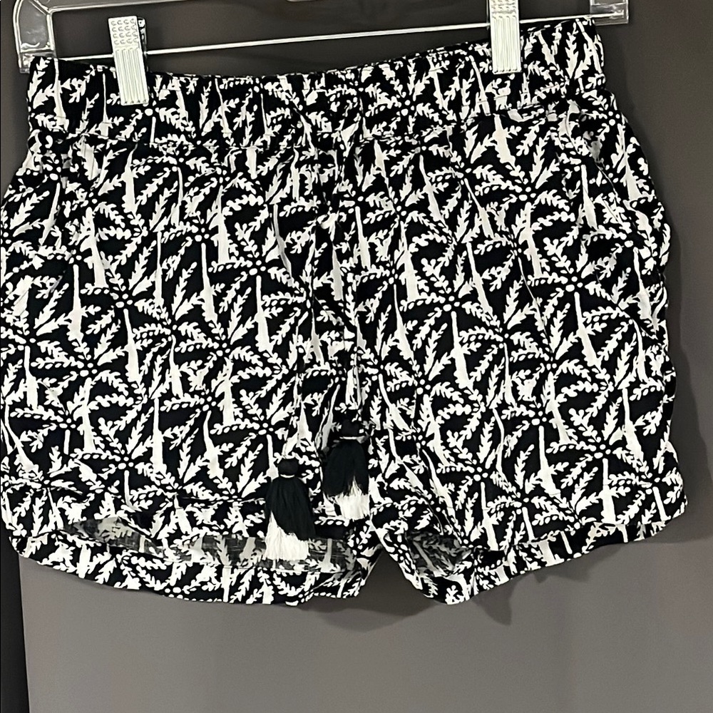 Vineyard Vines Linen Women’s Shorts- Black and White, Palm Tree Beachy - XS